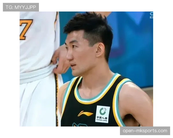 孙铭徽私下穿得像街头大叔，场上却像高冷巨星，这反差笑死我了