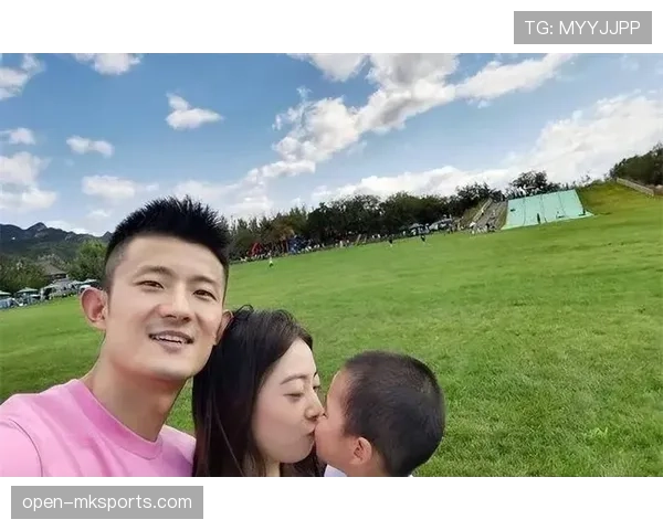 谌龙训练完默默啃鸡胸肉的样子，真不像拿过奥运冠军的人